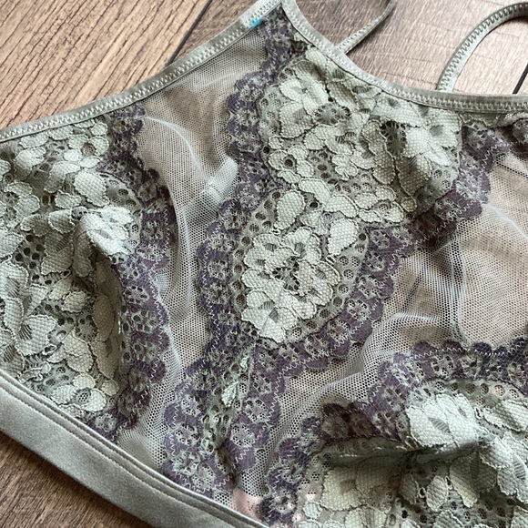 Victoria’s Secret Lace Plunge Unlined Demi Bralette - Picture 3 of 9